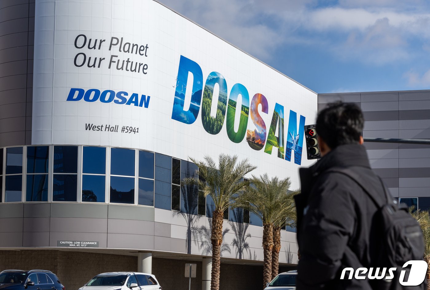 본문 이미지 - 세계 최대 가전·IT(정보기술) 전시회 'CES 2024' 개막을 이틀 앞둔 7일(현지시간) 미국 네바다주 라스베이거스 컨벤션센터(LVCC)에 두산의 옥외 광고가 부착돼 있다. 올해 CES의 주제는 '올 투게더, 올 온'(All together All on·모두를 위한 모든 기술의 활성화)이다. 핵심은 인공지능(AI)이다. 2024.1.8/뉴스1 ⓒ News1 이재명 기자