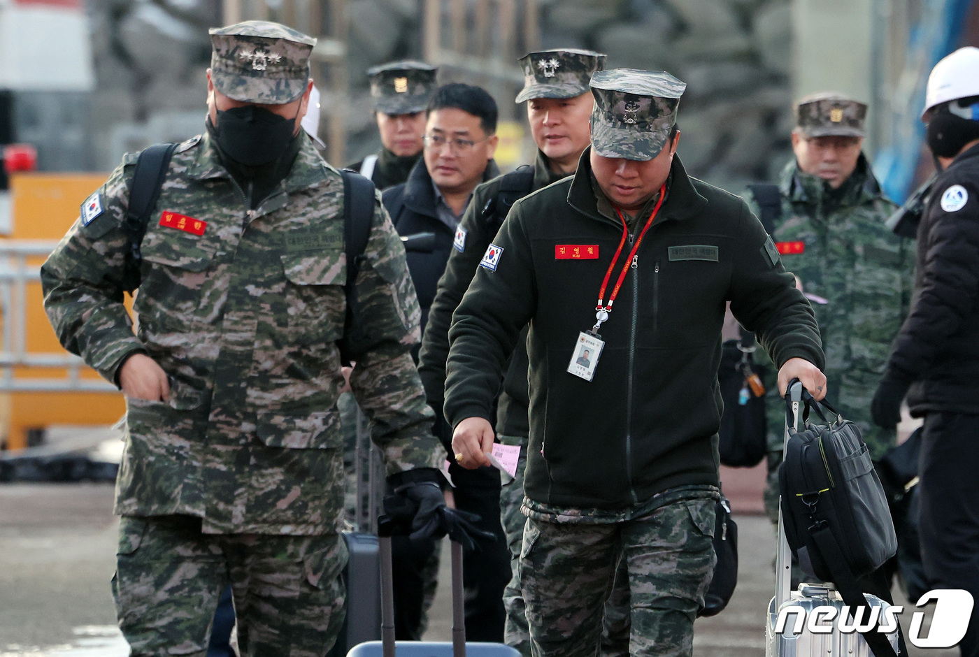 (인천=뉴스1) 이동해 기자 = 북한이 사흘 연속 서해 접경지역 일대에서 사격을 실시하며 무력도발을 감행한 가운데 8일 오전 인천 중구 인천항연안여객터미널에서 해병대원들이 연평도행 …