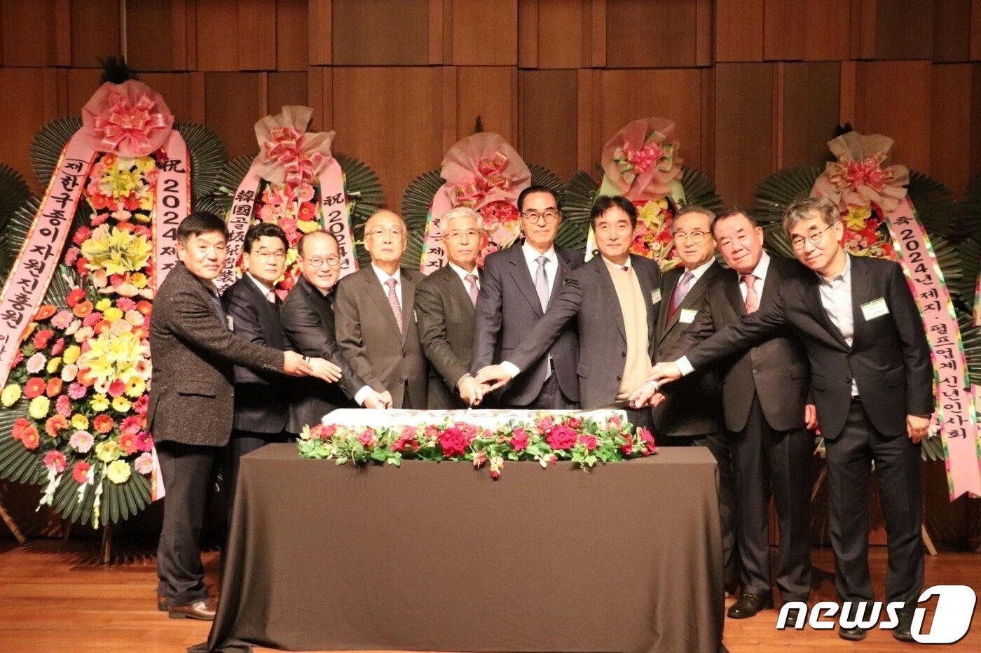 본문 이미지 -  왼쪽부터 성상웅 한국종이용기조합 이사장, 황청성 한국박스산업협동조합 이사장, 김진두 한국펄프종이공학회 회장, 최병민 한국종이자원진흥원 이사장, 이복진 한국제지연합회 회장, 권혁홍 한국제지공업협동조합 이사장, 김종주 산업통상자원부 과장, 박래수 대한인쇄정보산업협동조합연합회 회장, 홍기영 한국제지원료재생업협동조합 이사장, 윤철호 한국출판문화협회 회장이 기념사진을 찍고 있다.&#40;한국제지연합회 제공&#41;   