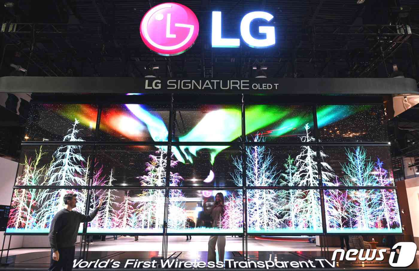 세계 최초 투명·무선 올레드 TV인 'LG 시그니처 올레드 T' 15대로 구성된 미디어 아트가 LG전자 부스를 찾은 관람객들을 맞이한다. (LG전자 제공)