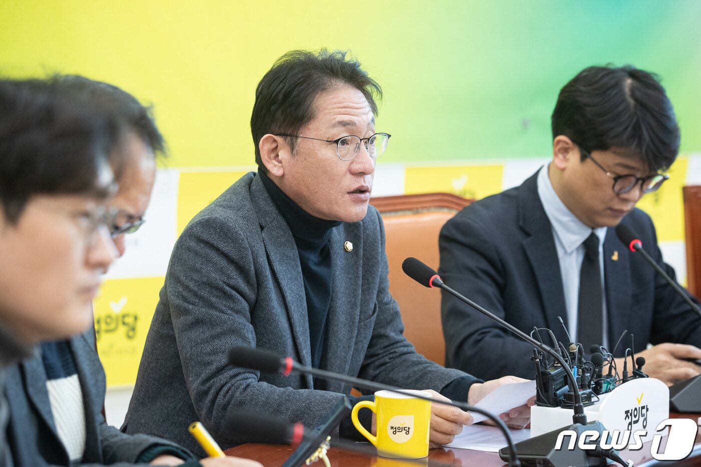 본문 이미지 - 배진교 정의당 원내대표가 8일 서울 여의도 국회에서 열린 비상대책위원회 회의에서 모두 발언을 하고 있다. 2024.1.8/뉴스1 ⓒ News1 유승관 기자