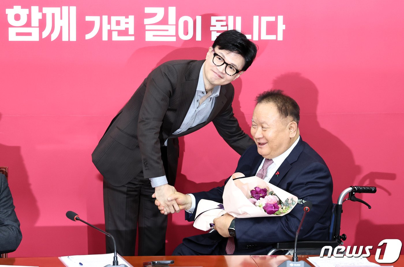 본문 이미지 - 한동훈 국민의힘 비상대책위원장(왼쪽)이 8일 국회에서 열린 비대위 회의에서 입당식을 가진 이상민 의원에게 꽃다발을 전달한 뒤 기념촬영을 하고 있다.  2024.1.8 /뉴스1 ⓒNews1 구윤성 기자