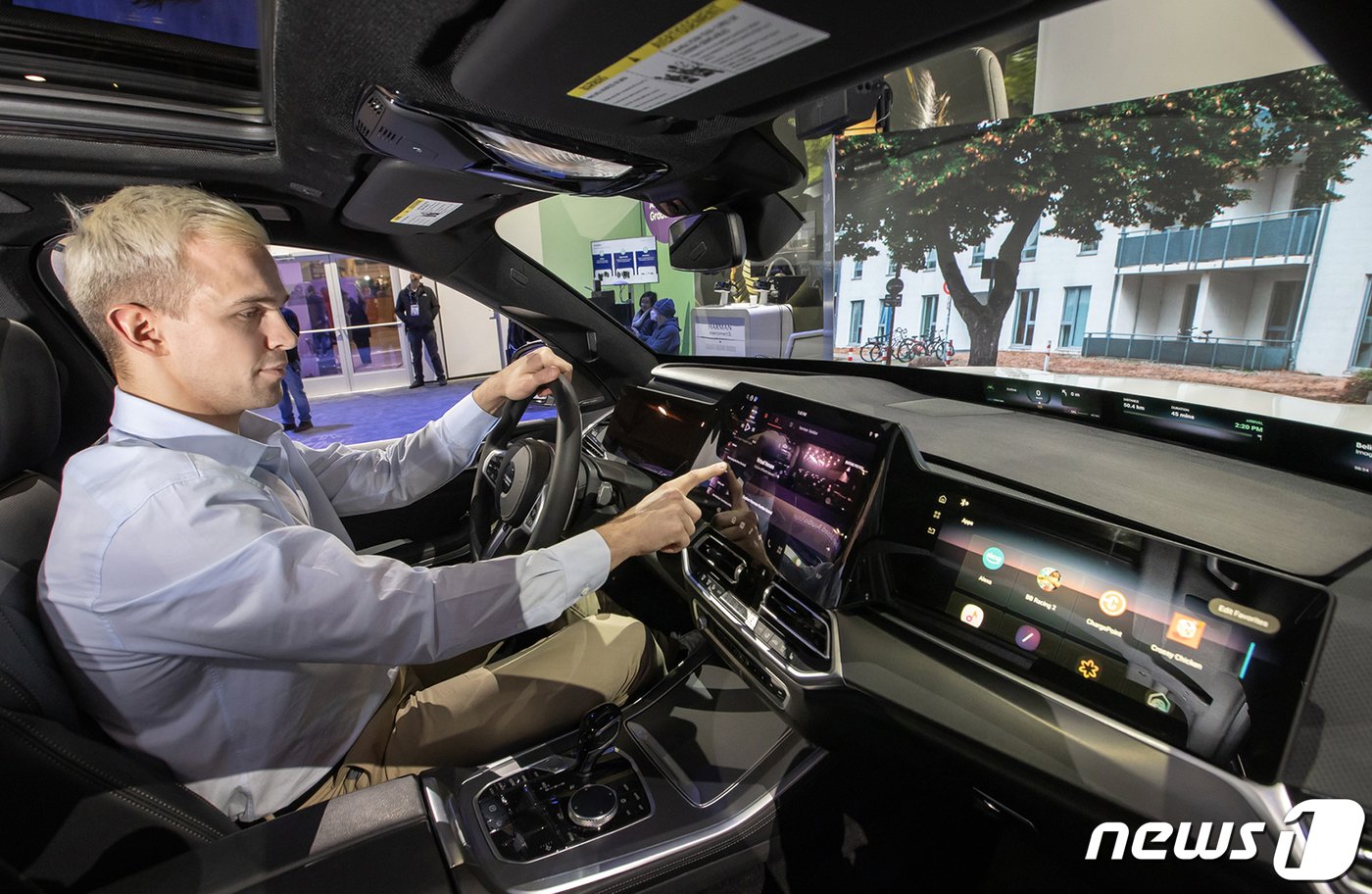 본문 이미지 - 7일&#40;현지시간&#41; 미국 라스베이거스 컨벤션 센터에서 열린 &#39;CES 2024&#39; 하만 전시관에서 삼성전자 모델이 삼성과 하만이 함께 개발한 레디 제품을 체험하고 있다. &#40;삼성전자 제공&#41; 2024.1.8/뉴스1