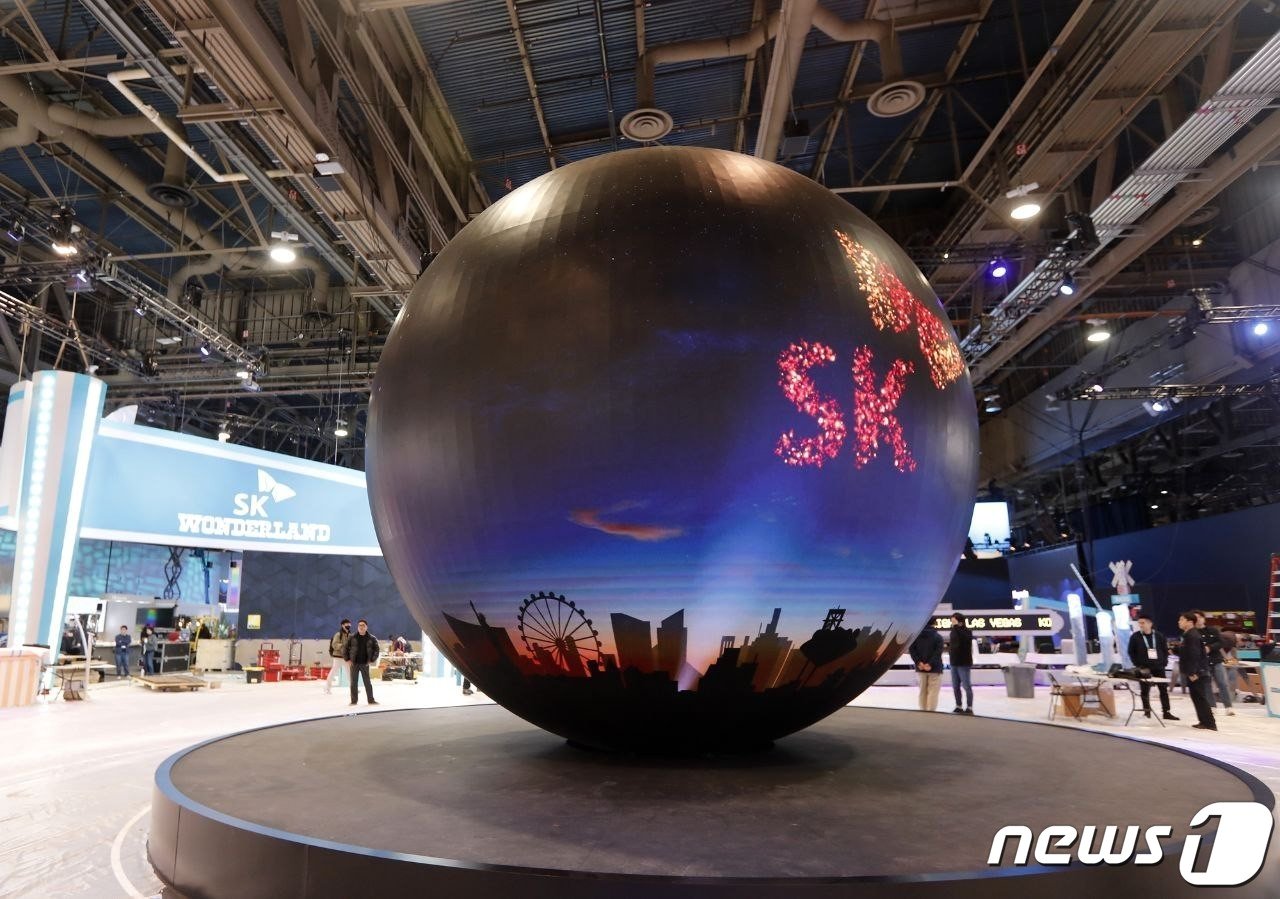 &#39;CES2024&#39; SK그룹관에서 전시 주제 영상을 상영하는 구형 LED &#39;Wonder Globe&#39;&#40;SK 제공&#41;