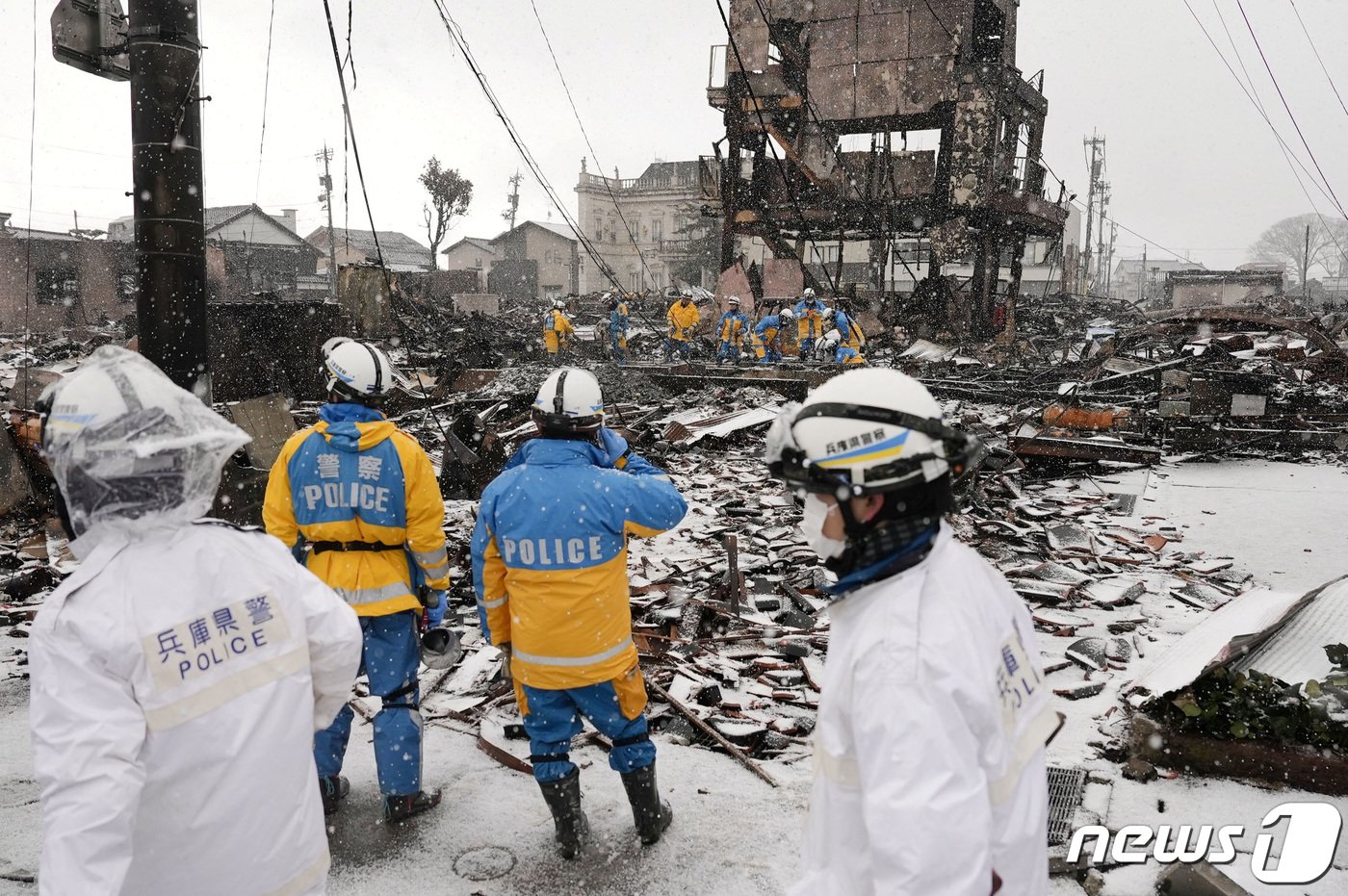 본문 이미지 - 7일 일본 이시카와현 와지마시에서 경찰관들이 지난 1일 발생한 강진과 화재로 전소된 주택지 속 생존자를 찾고 있다. 2024.01.07/ ⓒ 로이터=뉴스1 ⓒ News1 권진영 기자
