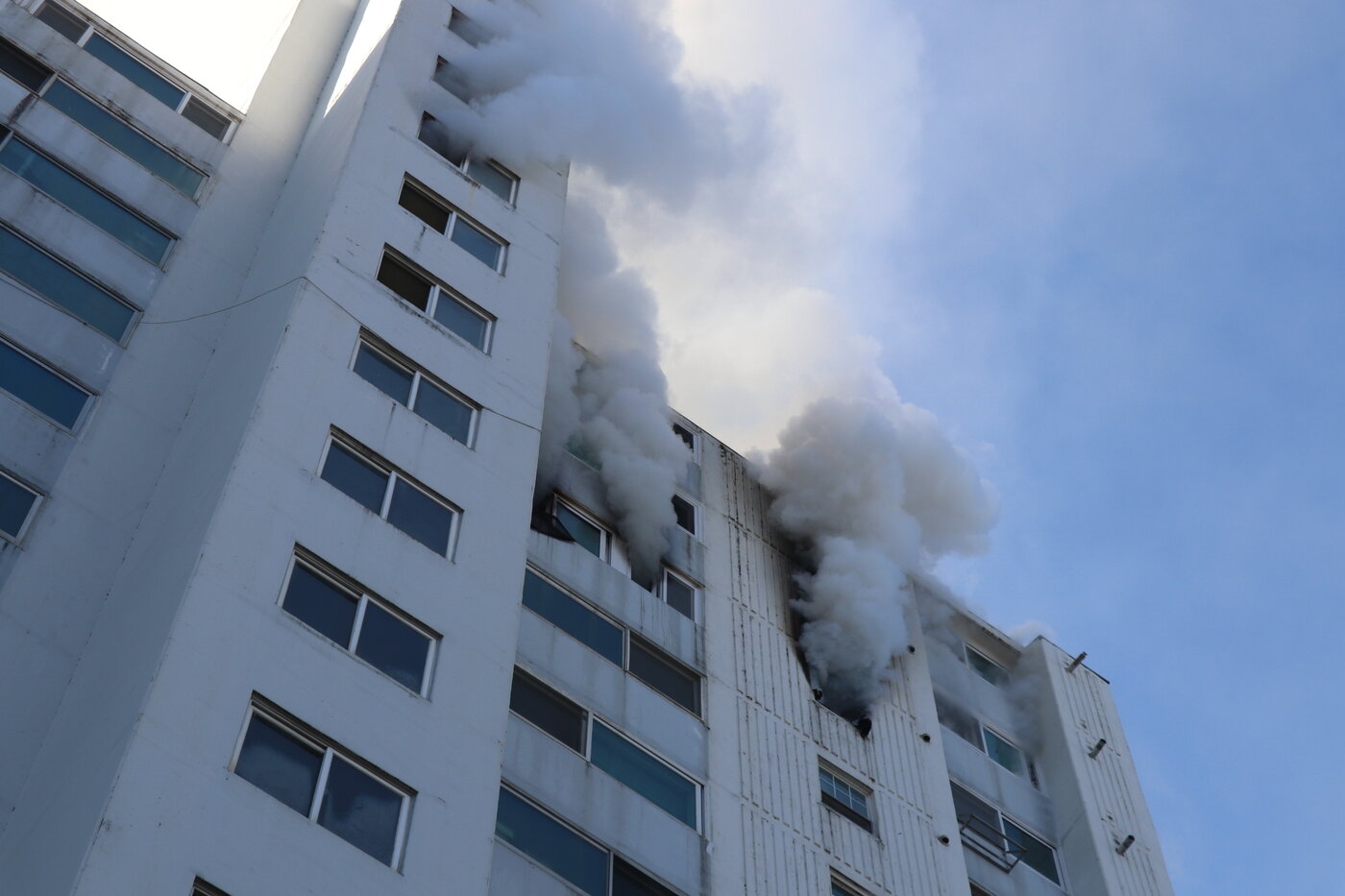 본문 이미지 -  8일 오전 경기도 남양주시 화도읍 창현리 아파트에서 화재가 발생했다. (남양주소방서 제공)/뉴스1