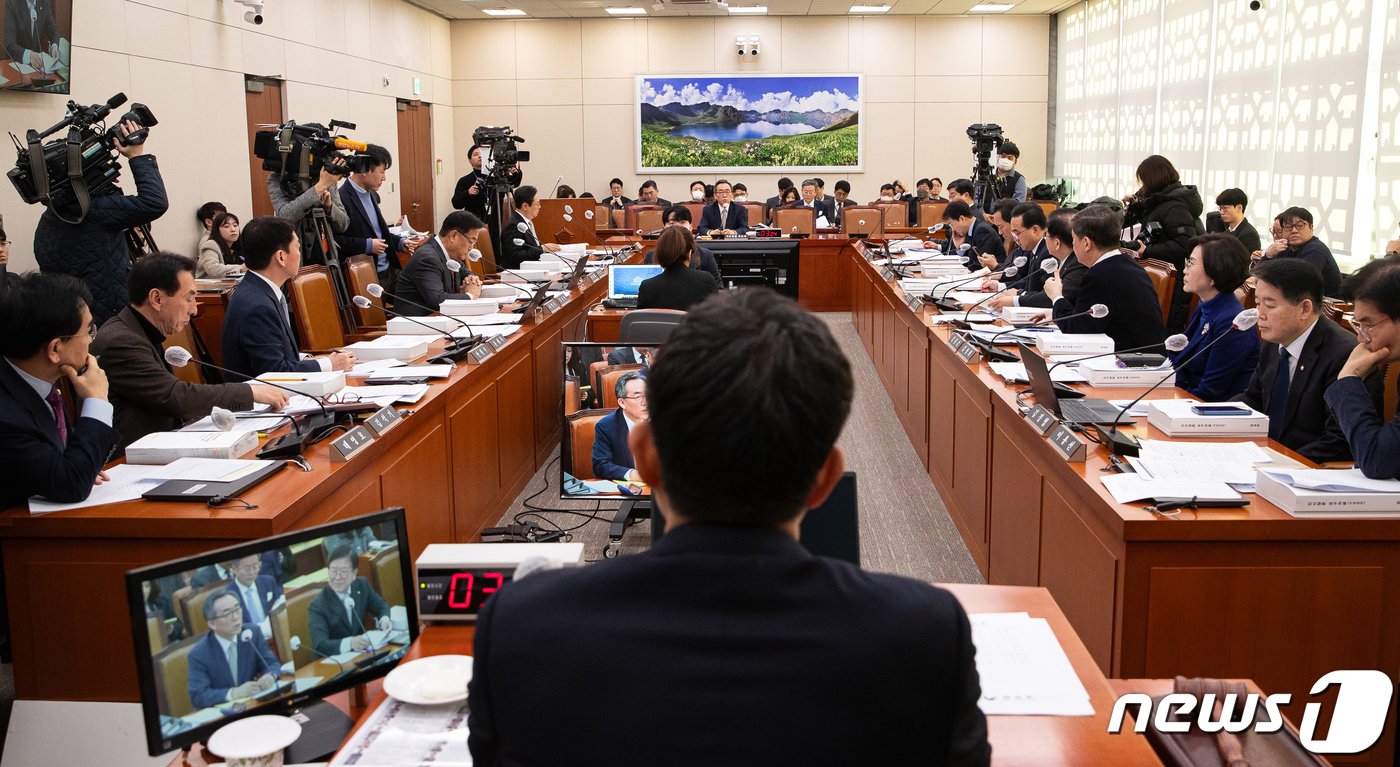 조태열 외교부 장관 후보자가 8일 서울 여의도 국회 외교통일위원회에서 열린 인사청문회에서 의원 질의에 답하고 있다. 2024.1.8/뉴스1 ⓒ News1 유승관 기자