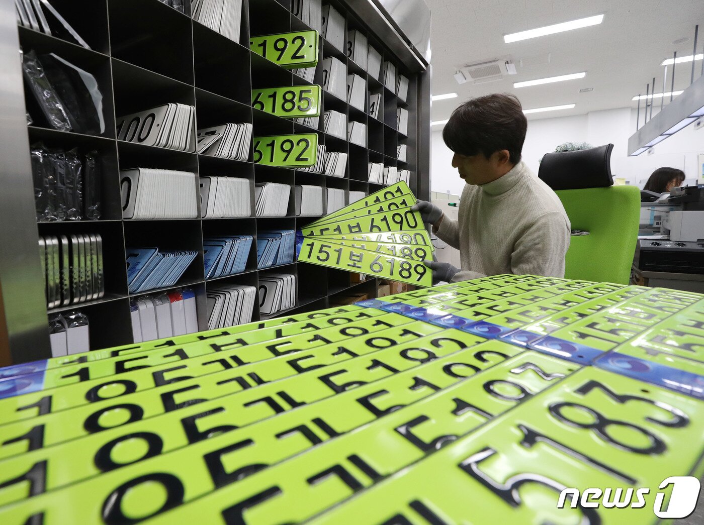 본문 이미지 - 8일 오전 경기 수원시 권선구 수원도시공사 번호판제작소에서 직원이 법인 승용차용 연두색 번호판을 정리하고 있다.(자료사진) 2024.1.8 ⓒ 뉴스1 김영운 기자
