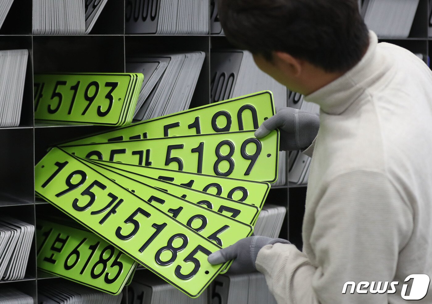 본문 이미지 - 연초 경기 수원시 권선구 수원도시공사 번호판제작소에서 직원이 법인 승용차용 연두색 번호판을 정리하고 있다는 모습. 2024.1.8/뉴스1 ⓒ News1 김영운 기자