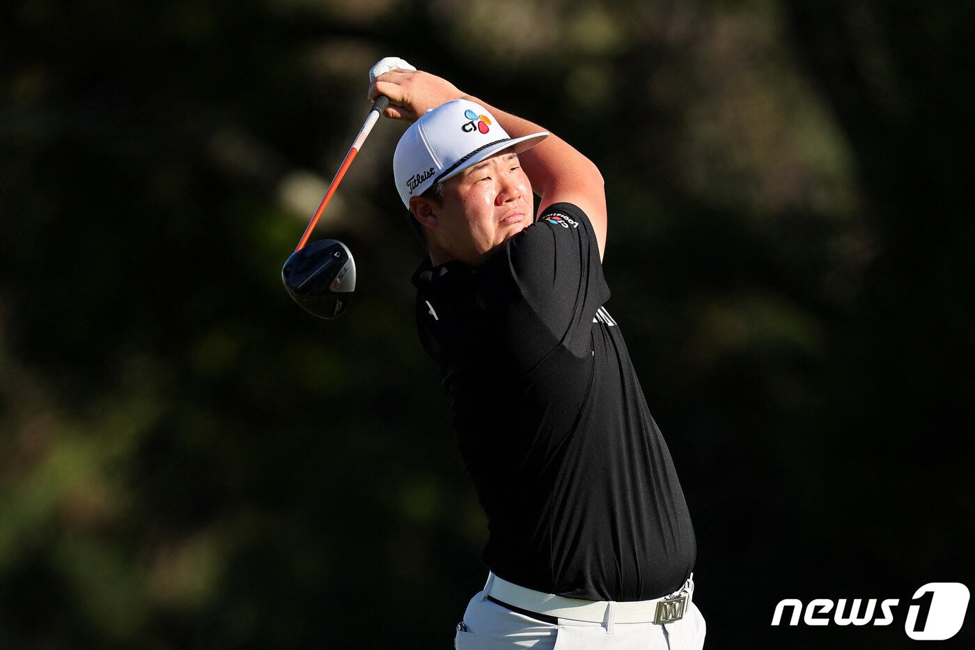 본문 이미지 - 임성재가 7일(현지시간) 하와이주 마우이섬 카팔루아의 플랜테이션 코스에서 5위를 차지한 PGA 투어 시즌 개막전인 더 센트리 마지막 날 4번 홀서 티샷을 하고 있다. 2024.1.8 ⓒ AFP=뉴스1 ⓒ News1 우동명 기자