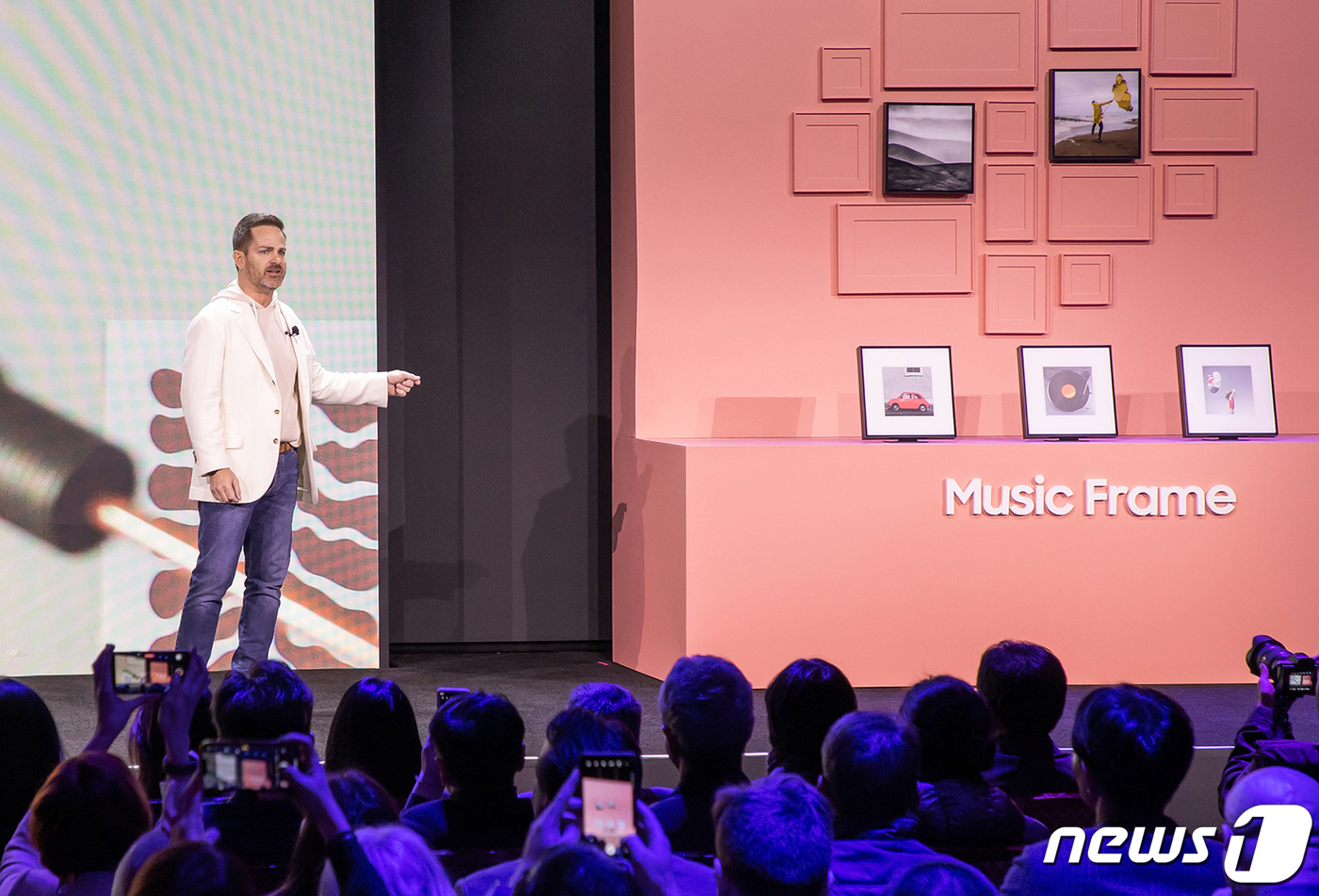 (서울=뉴스1) = 삼성전자 북미법인 제임스 피셔 상무가 7일(현지시간) 미국 라스베이거스에서 세계 최대 전자 전시회 'CES 2024' 개막을 앞두고 열린 '삼성 퍼스트 룩 20 …