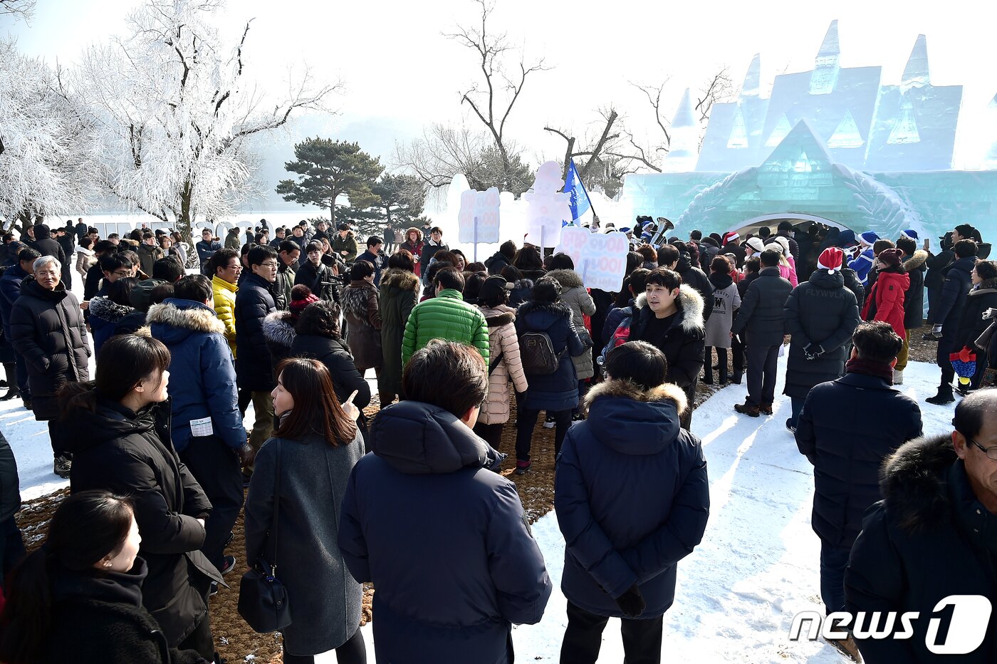 본문 이미지 - 제천얼음페스티벌 때 조성된 얼음성.(제천시 제공).2024.1.8/뉴스1.
