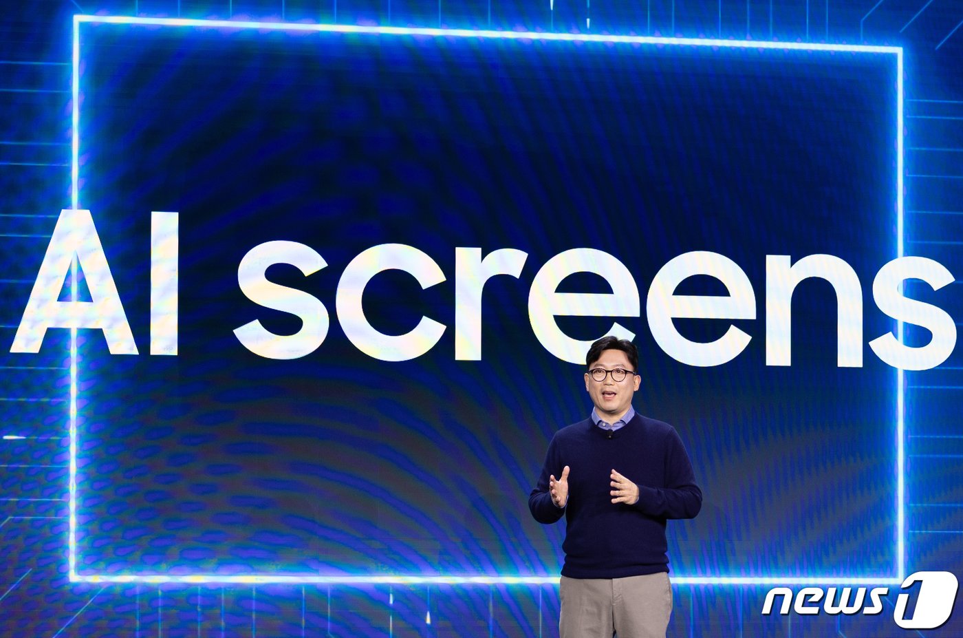 본문 이미지 - 삼성전자 영상디스플레이사업부장 용석우 사장이 7일&#40;현지시간&#41; 미국 라스베이거스 시저스 팰리스호텔에서 열린 &#39;삼성 퍼스트 룩 2024&#40;Samsung First Look 2024&#41;&#39; 행사에서 2024년형 Neo QLED 8K를 소개하고 있다. 2024.1.8/뉴스1 ⓒ News1 이재명 기자