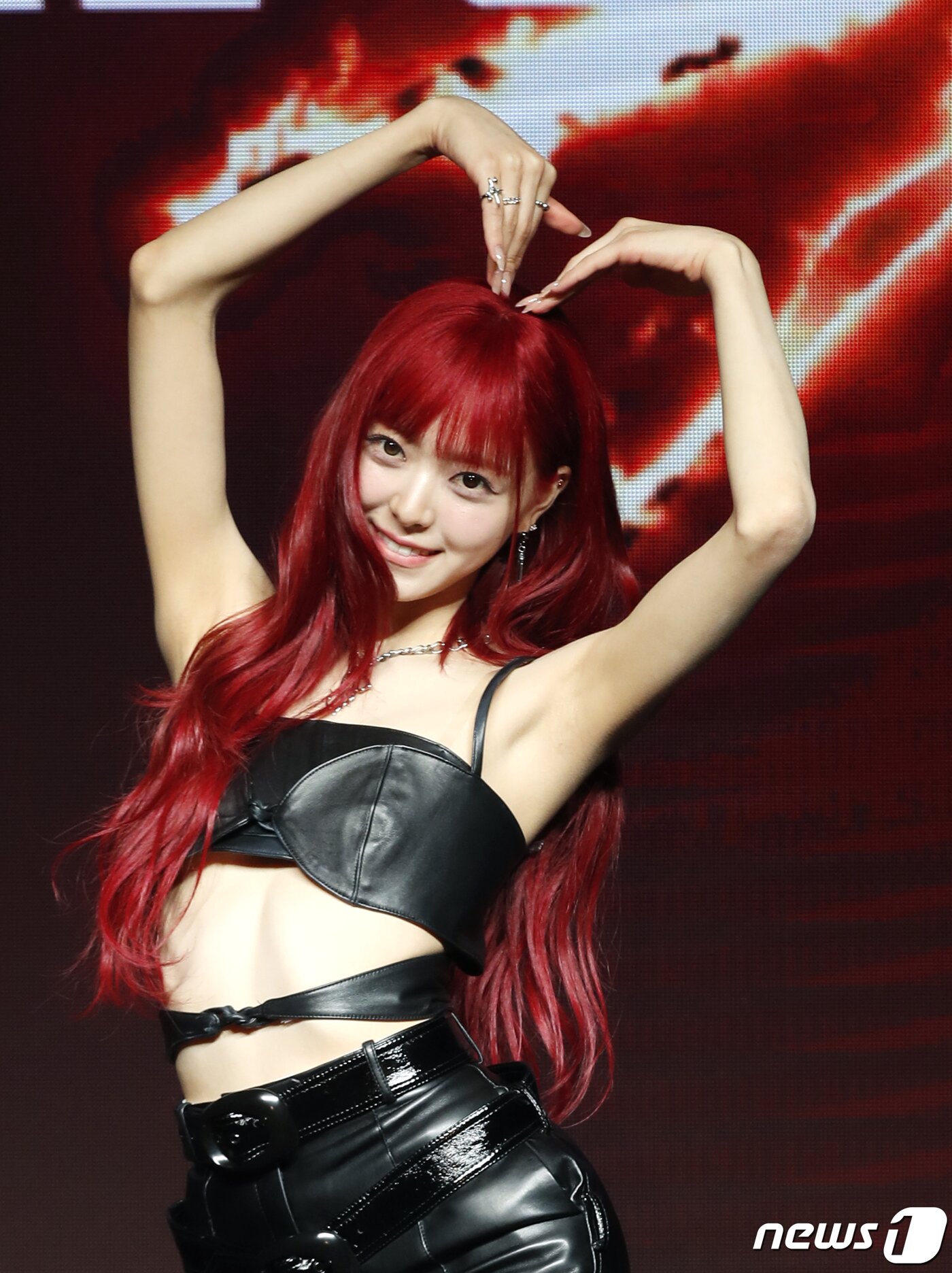 본문 이미지 - 그룹 있지(ITZY)의 유나가 8일 오후 서울 영등포구 콘래드 호텔에서 진행된 새 미니 앨범 '본 투 비(BORN TO BE)' 발매 기념 쇼케이스에서 하트를 선보이고 있다. ⓒ News1 권현진 기자