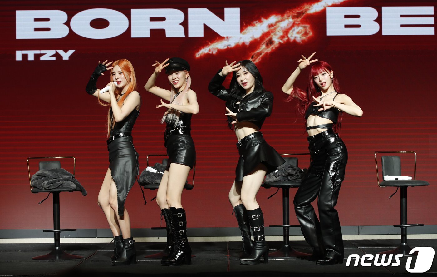 본문 이미지 - 그룹 있지(ITZY)의 예지(왼쪽부터)와 류진, 채령, 유나가 8일 오후 서울 영등포구 콘래드 호텔에서 진행된 새 미니 앨범 '본 투 비(BORN TO BE)' 발매 기념 쇼케이스에서 타이틀곡 ‘언터처블’ 포인트 안무를 선보이고 있다. ⓒ News1 권현진 기자
