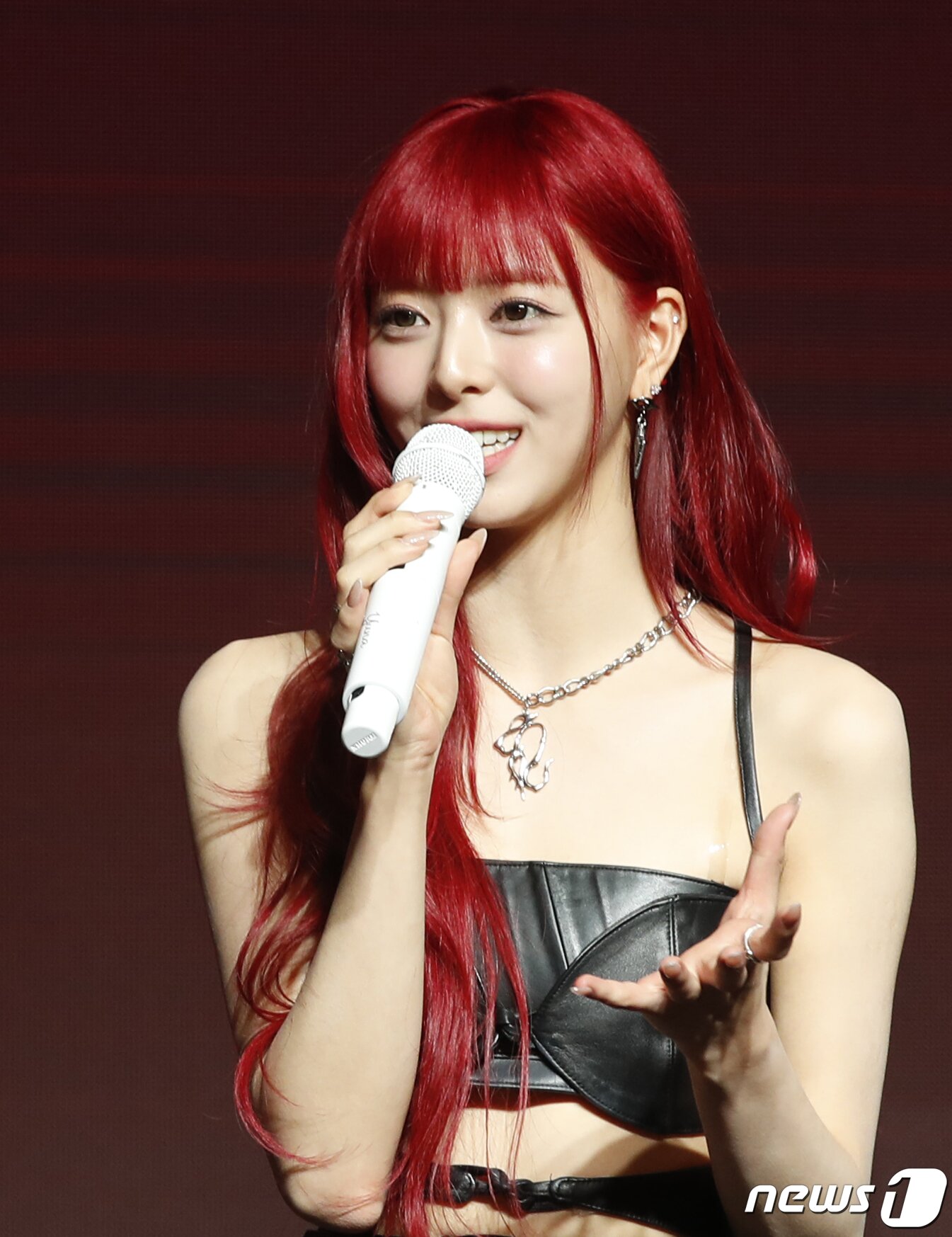 본문 이미지 - 그룹 있지(ITZY)의 유나가 8일 오후 서울 영등포구 콘래드 호텔에서 진행된 새 미니 앨범 '본 투 비(BORN TO BE)' 발매 기념 쇼케이스에서 인사말을 하고 있다. ⓒ News1 권현진 기자