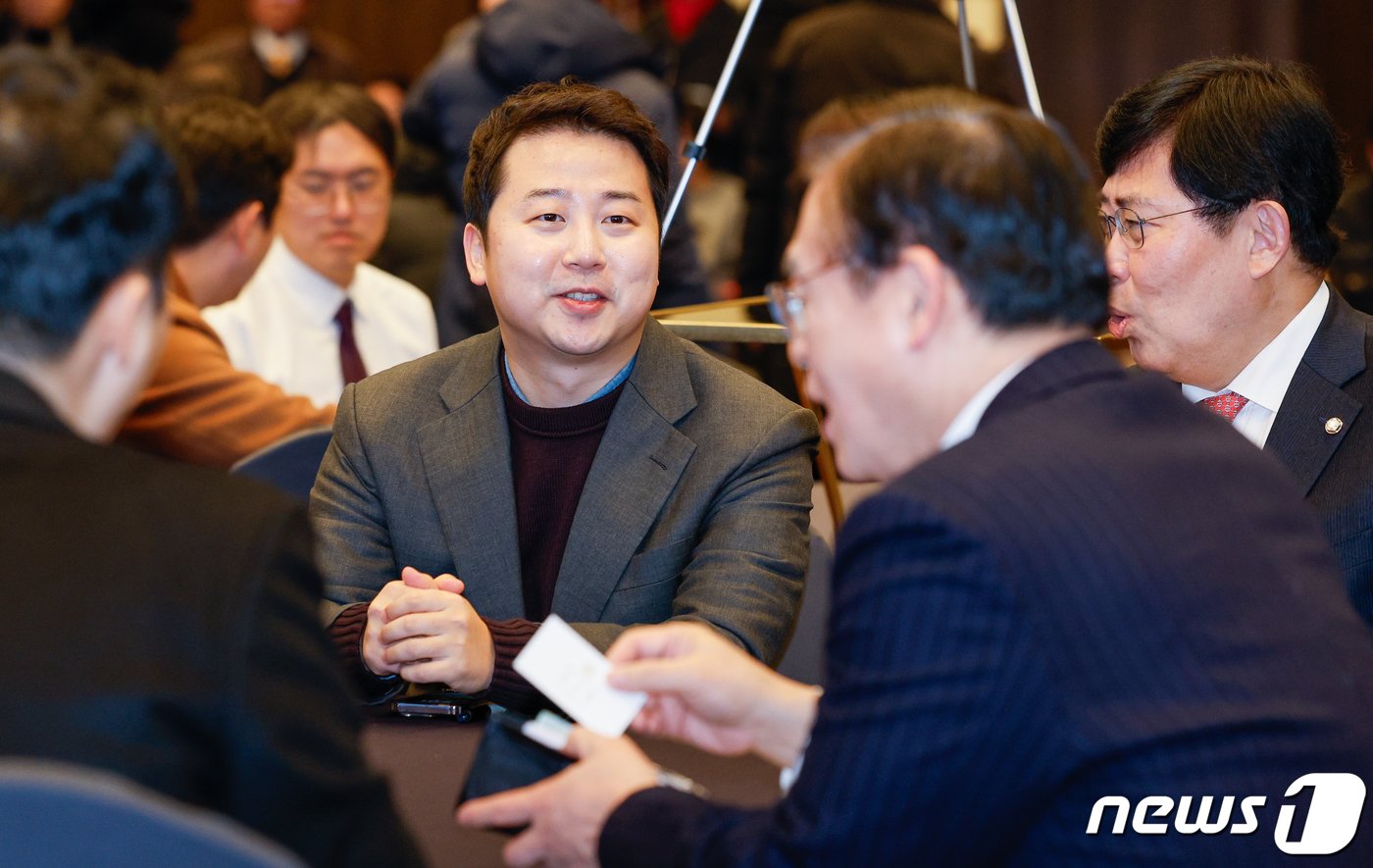 본문 이미지 - 장예찬 국민의힘 전 청년최고위원이 8일 서울 여의도 중소기업연합회에서 열린 '장예찬의 누구나 정치' 출판기념회에서 윤창현·정우택 의원 등 참석자들과 대화하고 있다. 2024.1.8/뉴스1 ⓒ News1 안은나 기자