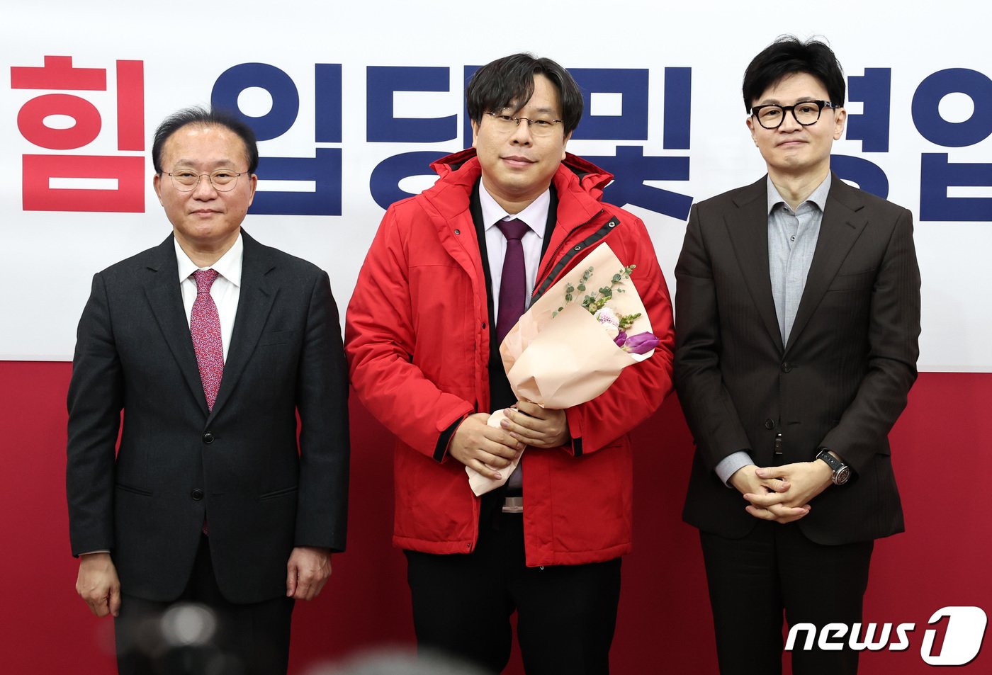 본문 이미지 - 국민의힘 한동훈 비상대책위원장과 윤재옥 원내대표가 8일 오전 서울 여의도 국회에서 열린 국민의힘 인재영입위원회 입당 및 영입 환영식에서 학교폭력 전문 변호사인 박상수 변호사에게 당 점퍼를 입혀준 뒤 기념촬영을 하고 있다. 2024.1.8/뉴스1 ⓒ News1 구윤성 기자