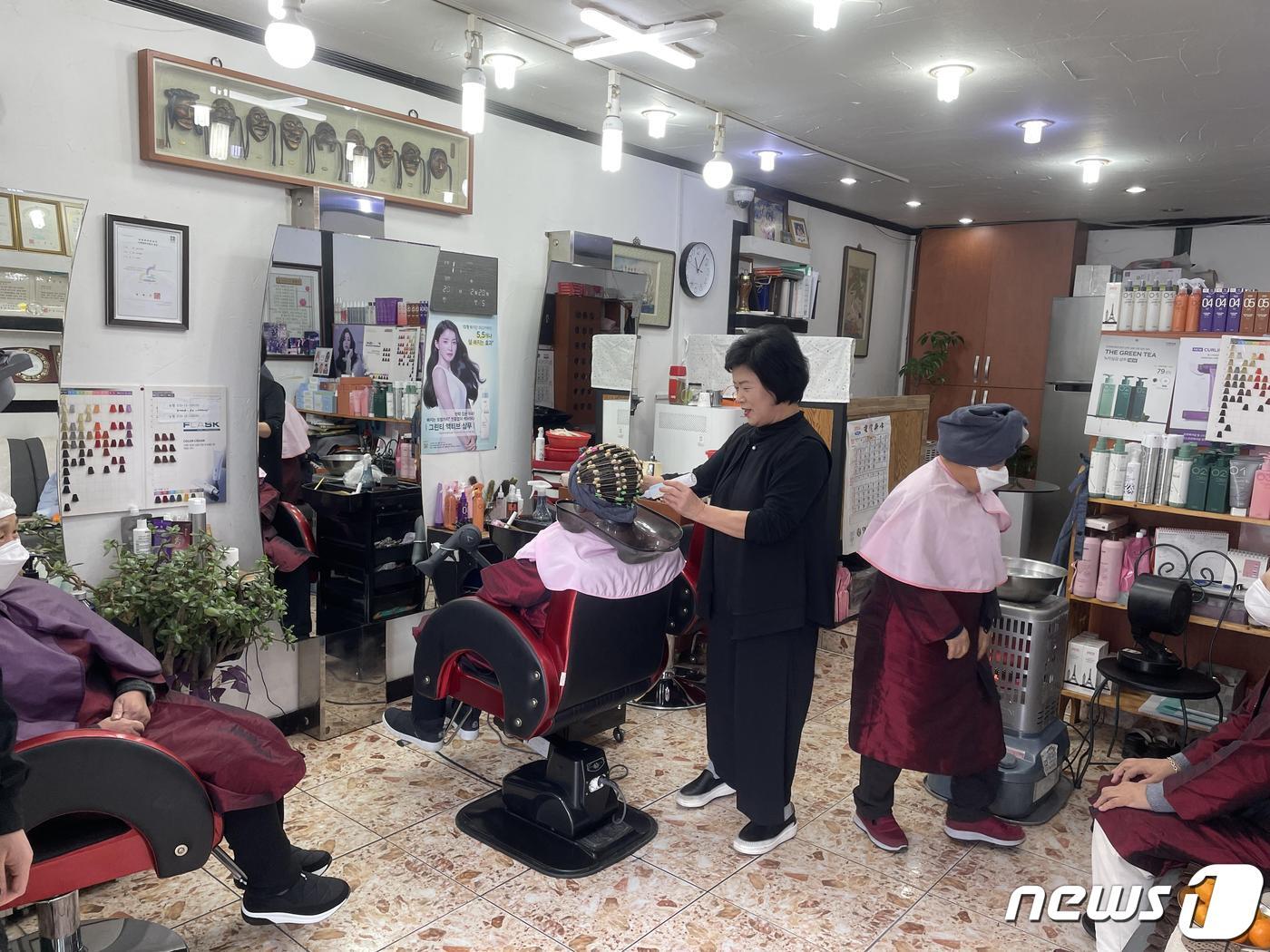 본문 이미지 - 8년째 남성커트 가격을 1만원으로 유지하고 있는 강원도 영월의 미용실. (강원도 제공)/뉴스1