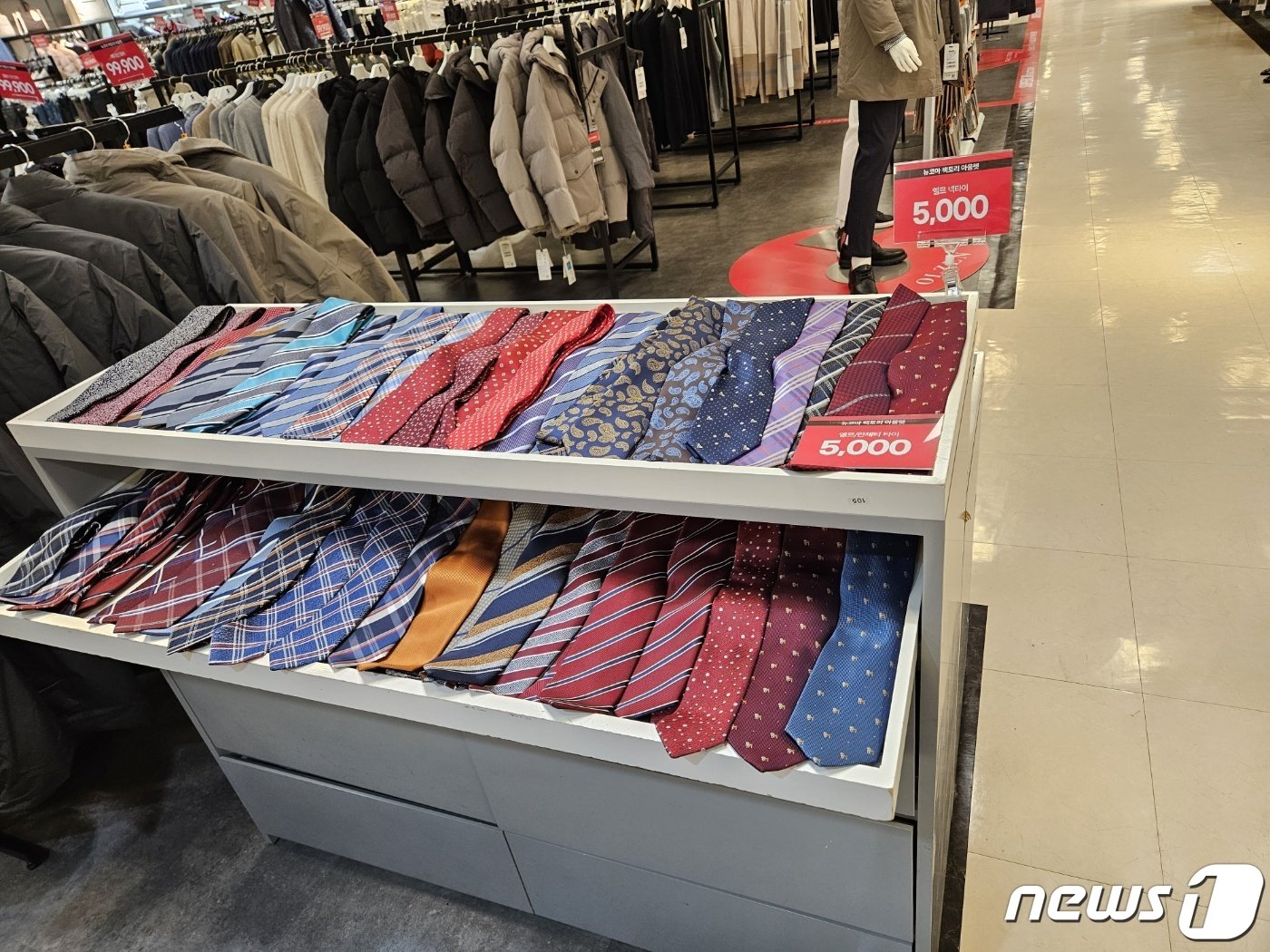 본문 이미지 - 뉴코아 팩토리아울렛 광명점 내부 모습.ⓒ 뉴스1/김진희 기자.