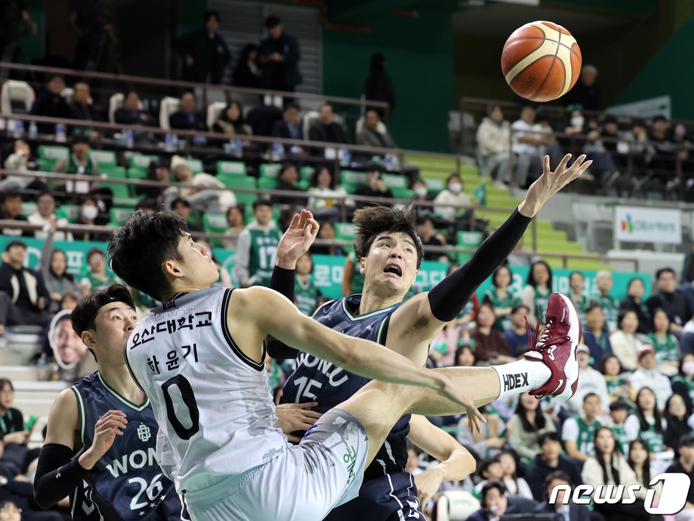 본문 이미지 - 8일 오후 강원 원주종합체육관에서 열린 2023-2024 KBL 정관장 프로농구 원주 DB와 수원 KT와의 경기에서 DB 김종규와 KT 하윤기가 리바운드 다툼을 하고 있다. 2024.1.8/뉴스1 ⓒ News1 황기선 기자