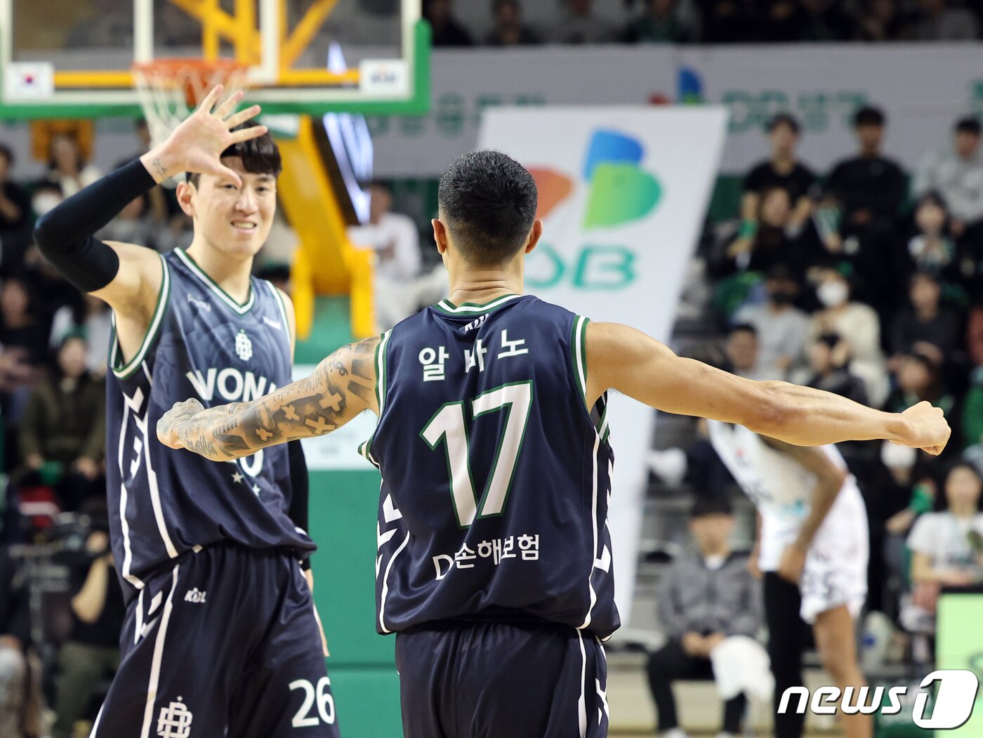 본문 이미지 - 8일 오후 강원 원주종합체육관에서 열린 2023-2024 KBL 정관장 프로농구 원주 DB와 수원 KT와의 경기에서 DB 알바노가 득점에 성공한 후 강상재와 기뻐하고 있다. 2024.1.8/뉴스1 ⓒ News1 황기선 기자