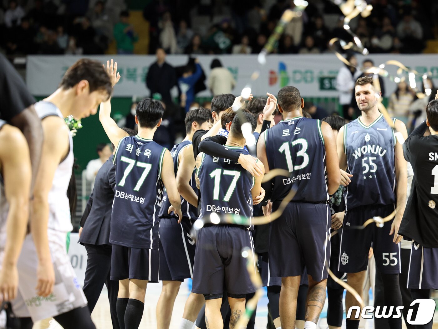 본문 이미지 - 8일 오후 강원 원주종합체육관에서 열린 2023-2024 KBL 정관장 프로농구 원주 DB와 수원 KT와의 경기에서 94 대 86으로 승리한 DB 선수들이 기뻐하고 있다. 2024.1.8/뉴스1 ⓒ News1 황기선 기자