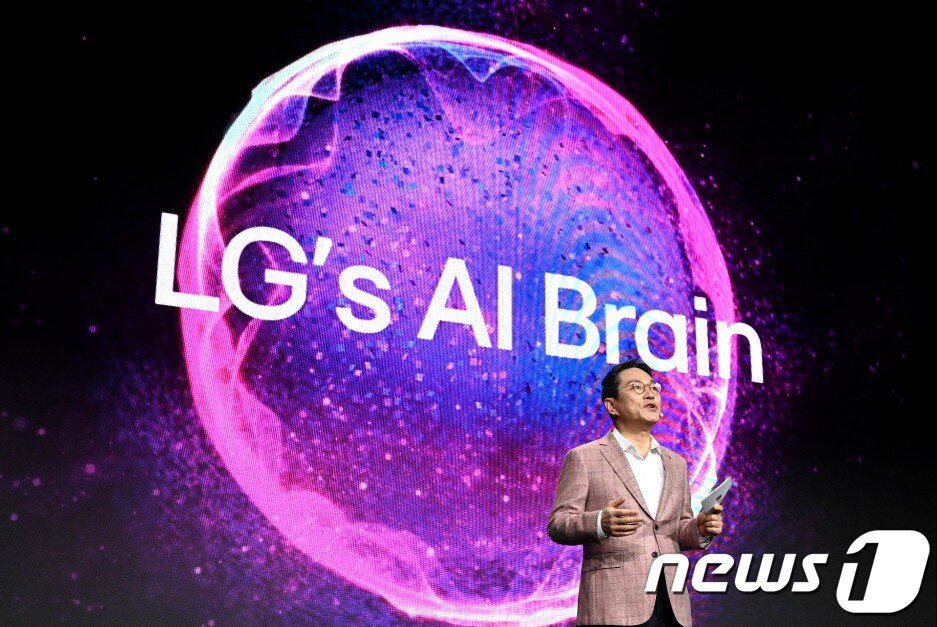본문 이미지 - LG전자가 8일(현지시간) 미국 라스베이거스 만달레이베이 호텔에서 ‘고객의 미래를 재정의하다(Reinvent your future)’란 주제로 LG 월드 프리미어(LG WORLD PREMIERE)를 개최했다. LG전자 조주완 CEO가 고객경험 관점에서 재정립한 AI 의미와 LG전자 AI 기술의 차별점을 소개하고 있다.(LG전자 제공)2024.1.9/뉴스1