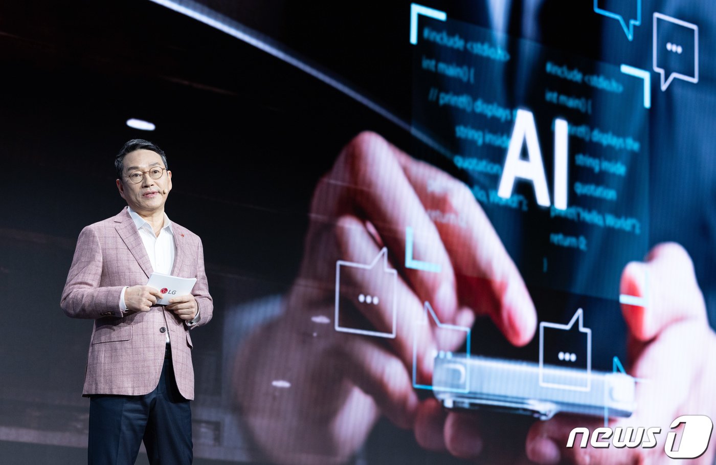 본문 이미지 - 세계 최대 가전·IT(정보기술) 전시회 'CES 2024' 개막을 하루 앞둔 8일(현지시간) 오전 미국 네바다주 라스베이거스 만달레이 베이에서 열린 LG전자 프레스 컨퍼런스에서 조주완 LG전자 사장이 기조연설을 하고 있다. 2024.1.9/뉴스1 ⓒ News1 이재명 기자