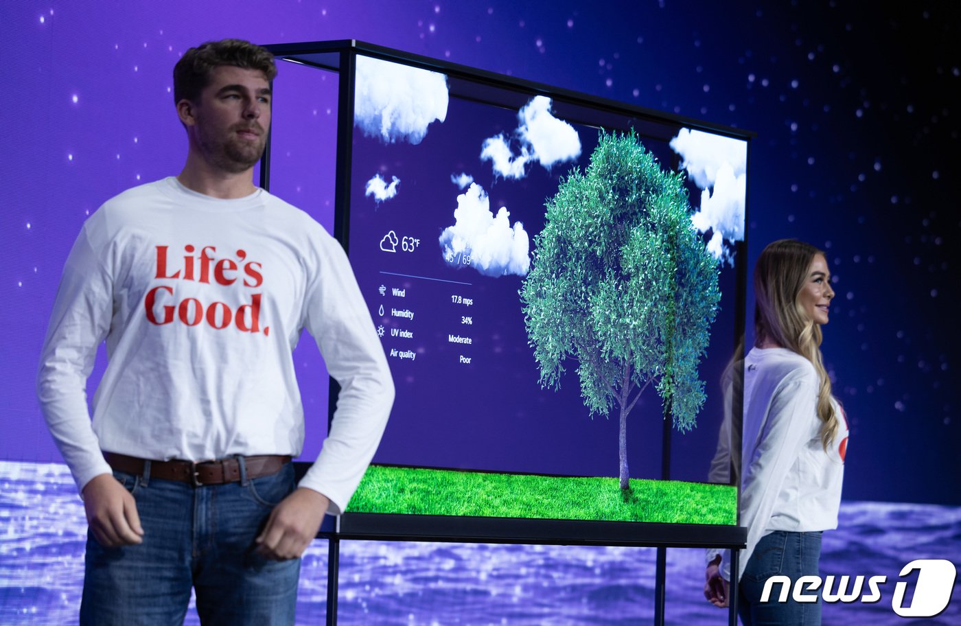 본문 이미지 - 세계 최대 가전·IT(정보기술) 전시회 'CES 2024' 개막을 하루 앞둔 8일(현지시간) 오전 미국 네바다주 라스베이거스 만달레이 베이에서 열린 LG전자 프레스 컨퍼런스에서 무선 투명 올레드 TV가 공개되고 있다. 2024.1.9/뉴스1 ⓒ News1 이재명 기자