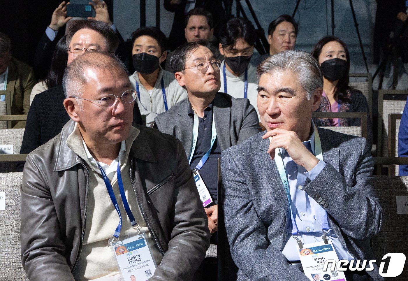 본문 이미지 - 세계 최대 가전·IT(정보기술) 전시회 'CES 2024' 개막을 하루 앞둔 8일(현지시간) 미국 네바다주 라스베이거스 만달레이 베이에서 열린 현대자동차 프레스 컨퍼런스에서 정의선 현대자동차 그룹 회장(왼쪽)와 성김 자문이 대화를 하고 있다. 2024.1.9/뉴스1 ⓒ News1 이재명 기자