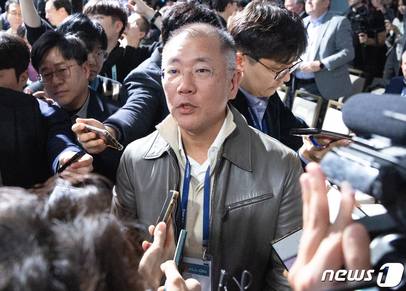 본문 이미지 - 세계 최대 가전·IT(정보기술) 전시회 'CES 2024' 개막을 하루 앞둔 8일(현지시간) 미국 네바다주 라스베이거스 만달레이 베이에서 열린 현대자동차 프레스 컨퍼런스에서 정의선 현대자동차 그룹 회장이 취재진 질문을 받고 있다. 2024.1.9/뉴스1 ⓒ News1 이재명 기자