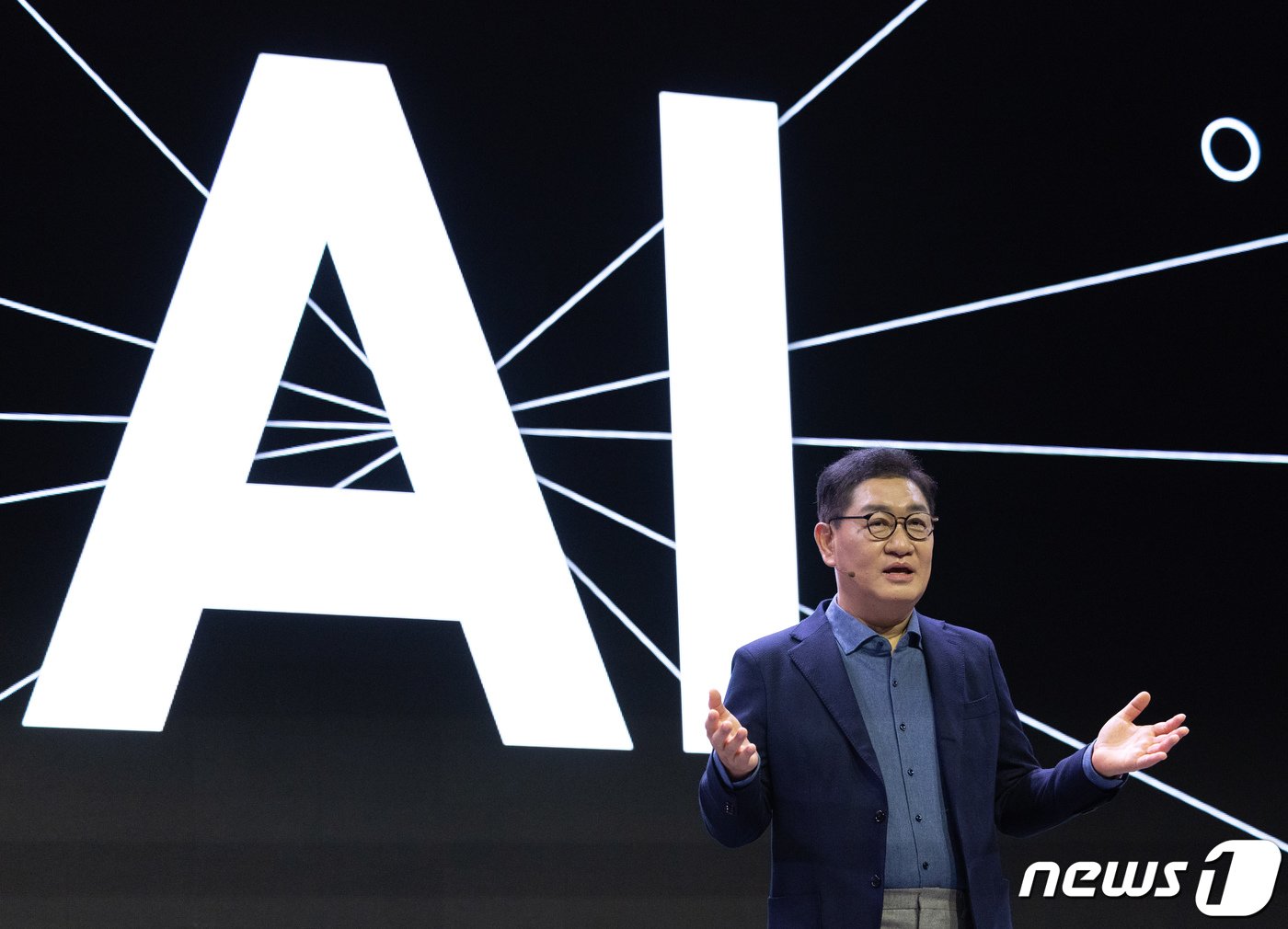 본문 이미지 - 세계 최대 가전·IT(정보기술) 전시회 'CES 2024' 개막을 하루 앞둔 8일(현지시간) 미국 네바다주 라스베이거스 만달레이 베이에서 열린 삼성전자 프레스 컨퍼런스에서 한종희 삼성전자 부회장이 기조연설을 하고 있다. 2024.1.9/뉴스1 ⓒ News1 이재명 기자