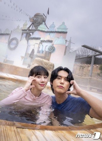 본문 이미지 - '윈터 스파 캐비'로 변신한 캐리비안 베이(에버랜드 제공)