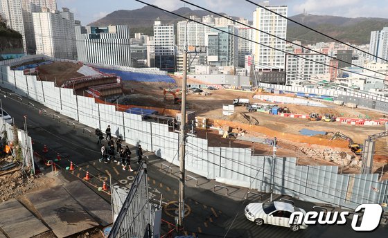 부산 남구 대연중학교 인근에서 주택재개발 정비사업이 진행 중인 가운데 학생들이 공사현장 펜스 옆 통학로를 통해 하교하고 있다.2023.12.11. 윤일지 기자