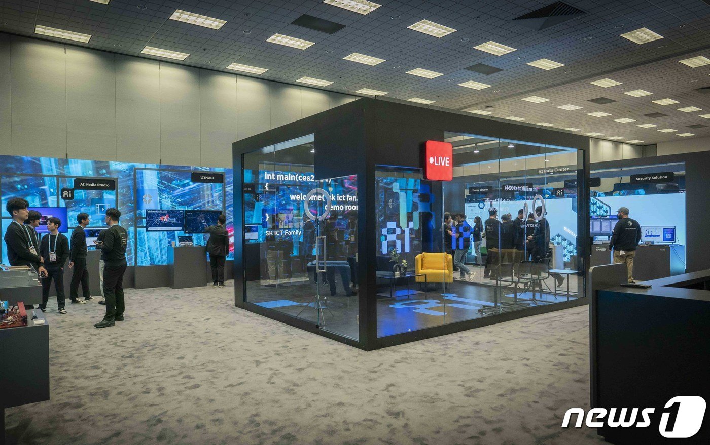 본문 이미지 - SK텔레콤이 9일(현지시각)부터 미국 라스베이거스에서 열리는 세계 최대 가전·정보기술(IT) 박람회 'CES 2024'에서 일상을 바꾸는 AI 기술들을 선보인다고 밝혔다. 사진은 SK ICT 패밀리 데모룸에 ‘차세대 AI DC’, ‘AI 미디어 스튜디오’, ‘리트머스 플러스’, ‘슈퍼노바’, ‘엑스칼리버’ 등 SKT의 다양한 AI 기술이 전시되어 있는 모습. (SKT 제공) 2024.1.9/뉴스1