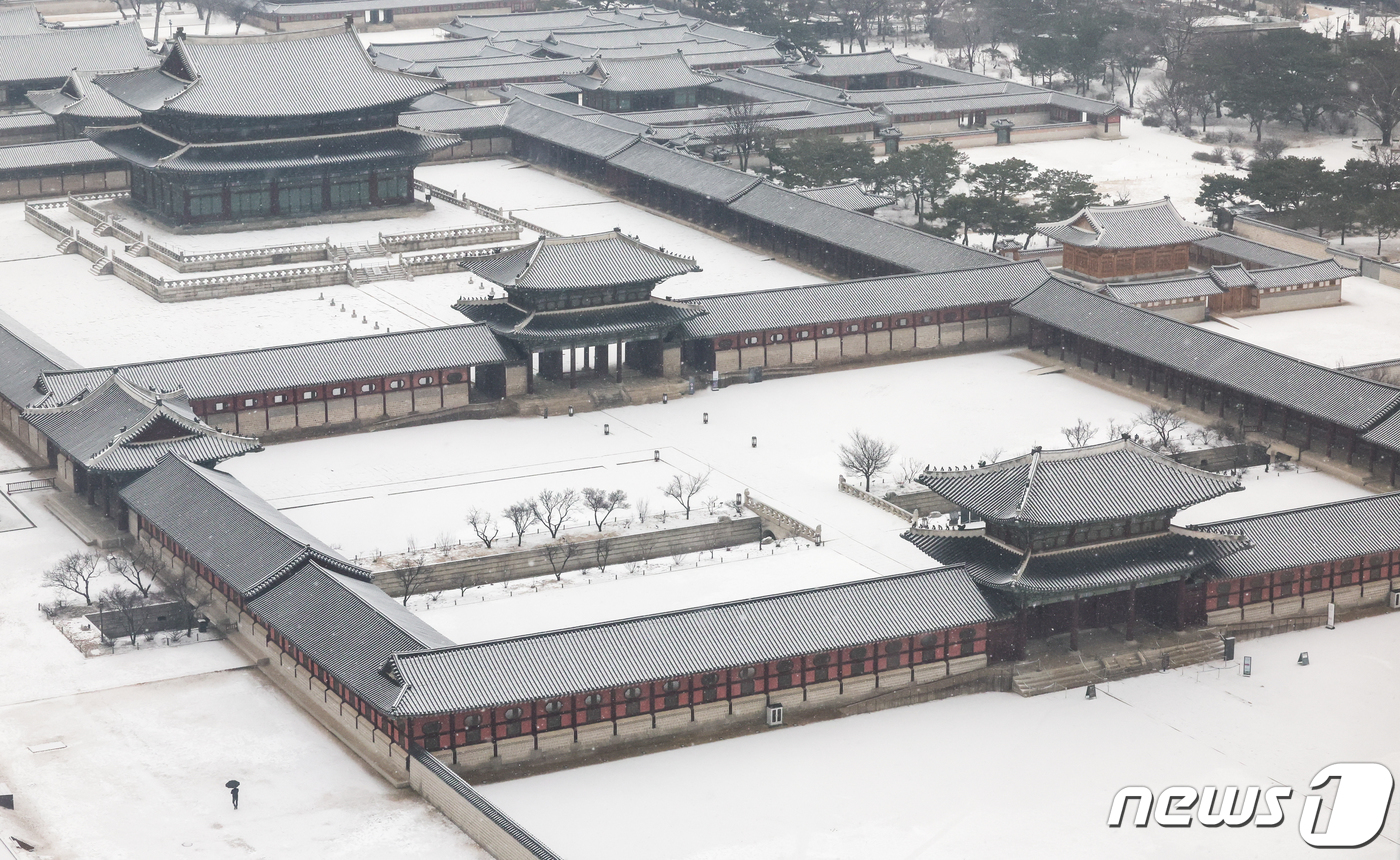 (서울=뉴스1) 허경 기자 = 9일 서울 종로구 경복궁 일대에 눈이 내리고 있다.기상청은 중부내륙과 전북동부, 경북내륙을 중심으로 오는 10일까지 최대 15㎝ 이상의 많은 눈이 내 …