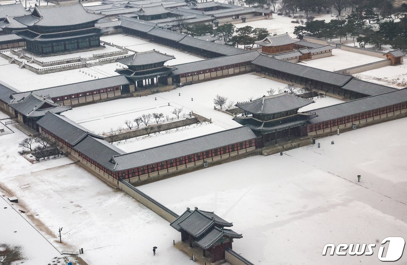 서울 종로구 경복궁 일대에 눈이 내리고 있다. 기상청은 중부내륙과 전북동부, 경북내륙을 중심으로 오는 10일까지 최대 15㎝ 이상의 많은 눈이 내려 쌓인다고 예보했다. 2024.1.9/뉴스1 ⓒ News1 허경 기자