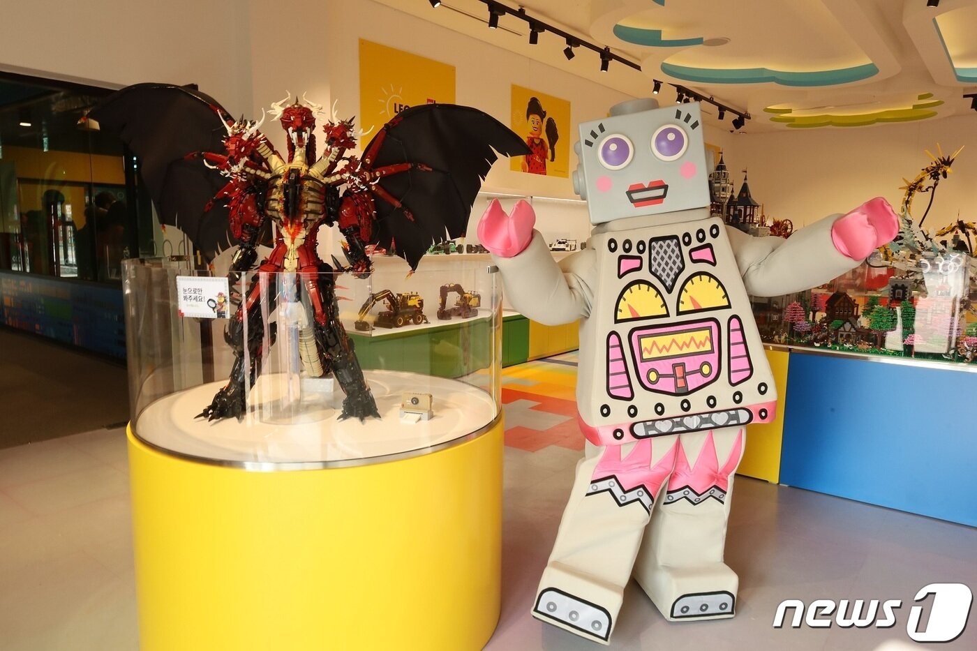 본문 이미지 - 조영훈 작가의 ‘묵시록의 붉은 용’ 작품.(레고랜드 제공)/뉴스1