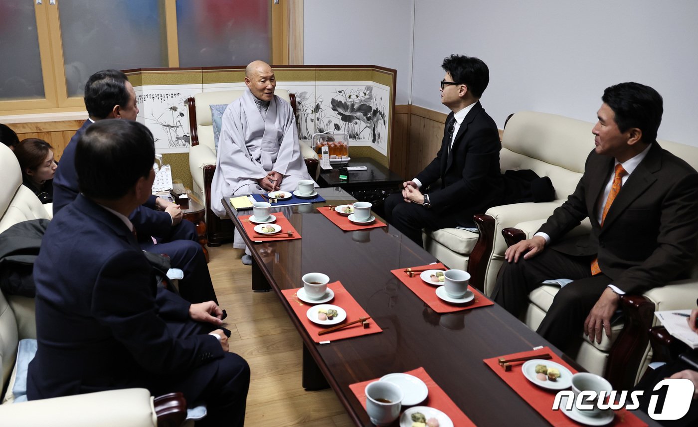 한동훈 국민의힘 비상대책위원장이 9일 오전 충북 단양군 천태종 본산 구인사에서 천태종 총무원장인 덕수 스님과 만나 차담을 나누고 있다. 2024.1.9/뉴스1 ⓒ News1 구윤성 기자