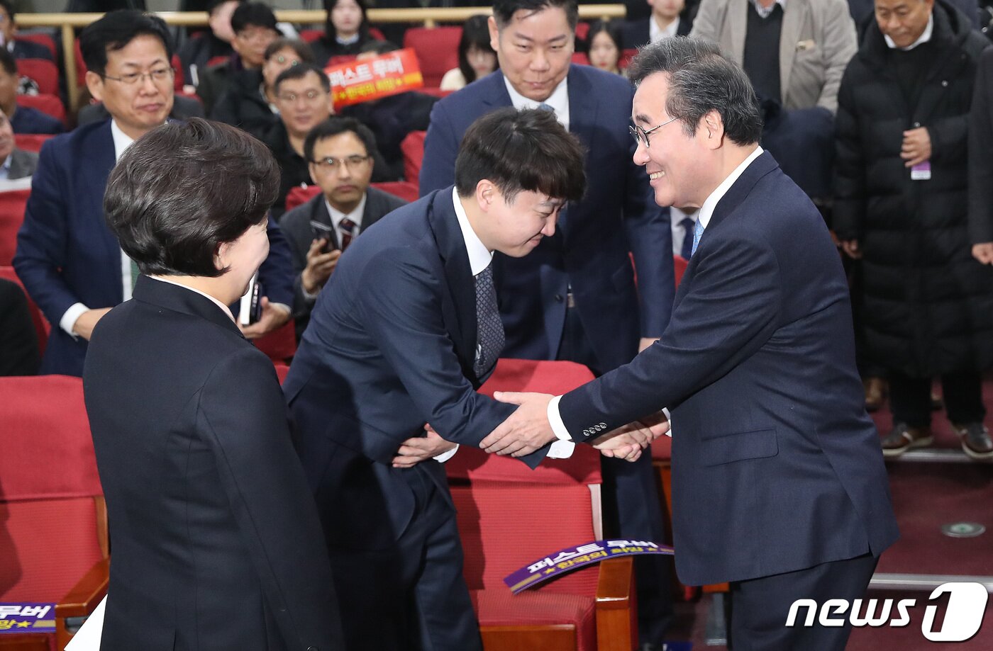 본문 이미지 - 이낙연 전 더불어민주당 대표와 이준석 개혁신당(가칭) 정강정책위원장이 9일 오전 서울 여의도 국회 의원회관에서 열린 양향자 한국의희망 대표 출판기념회에서 악수를 나누고 있다. 2024.1.9/뉴스1 ⓒ News1 임세영 기자