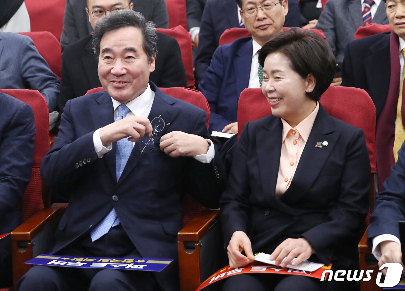 본문 이미지 - 이낙연 전 더불어민주당 대표와 양향자 한국의희망 대표가 9일 오전 서울 여의도 국회 의원회관에서 열린 양향자 한국의희망 대표 출판기념회에서 이야기를 나누고 있다. 2024.1.9/뉴스1 ⓒ News1 임세영 기자