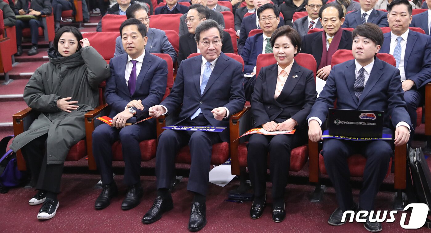 본문 이미지 - 9일 오전 서울 여의도 국회 의원회관에서 열린 양향자 한국의희망 대표 출판기념회에서 참석자들이 사회자의 발언을 경청하고 있다. 왼쪽부터 류호정 정의당 의원, 금태섭 새로운선택 공동대표, 이낙연 전 더불어민주당 대표, 양향자 한국의희망 대표, 이준석 개혁신당(가칭) 정강정책위원장. 2024.1.9/뉴스1 ⓒ News1 임세영 기자