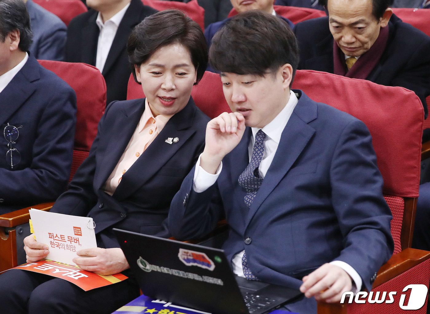 본문 이미지 - 양향자 한국의희망 대표와 이준석 개혁신당(가칭) 정강정책위원장이 9일 오전 서울 여의도 국회 의원회관에서 열린 양향자 한국의희망 대표 출판기념회에서 이야기를 나누고 있다. 2024.1.9/뉴스1 ⓒ News1 임세영 기자
