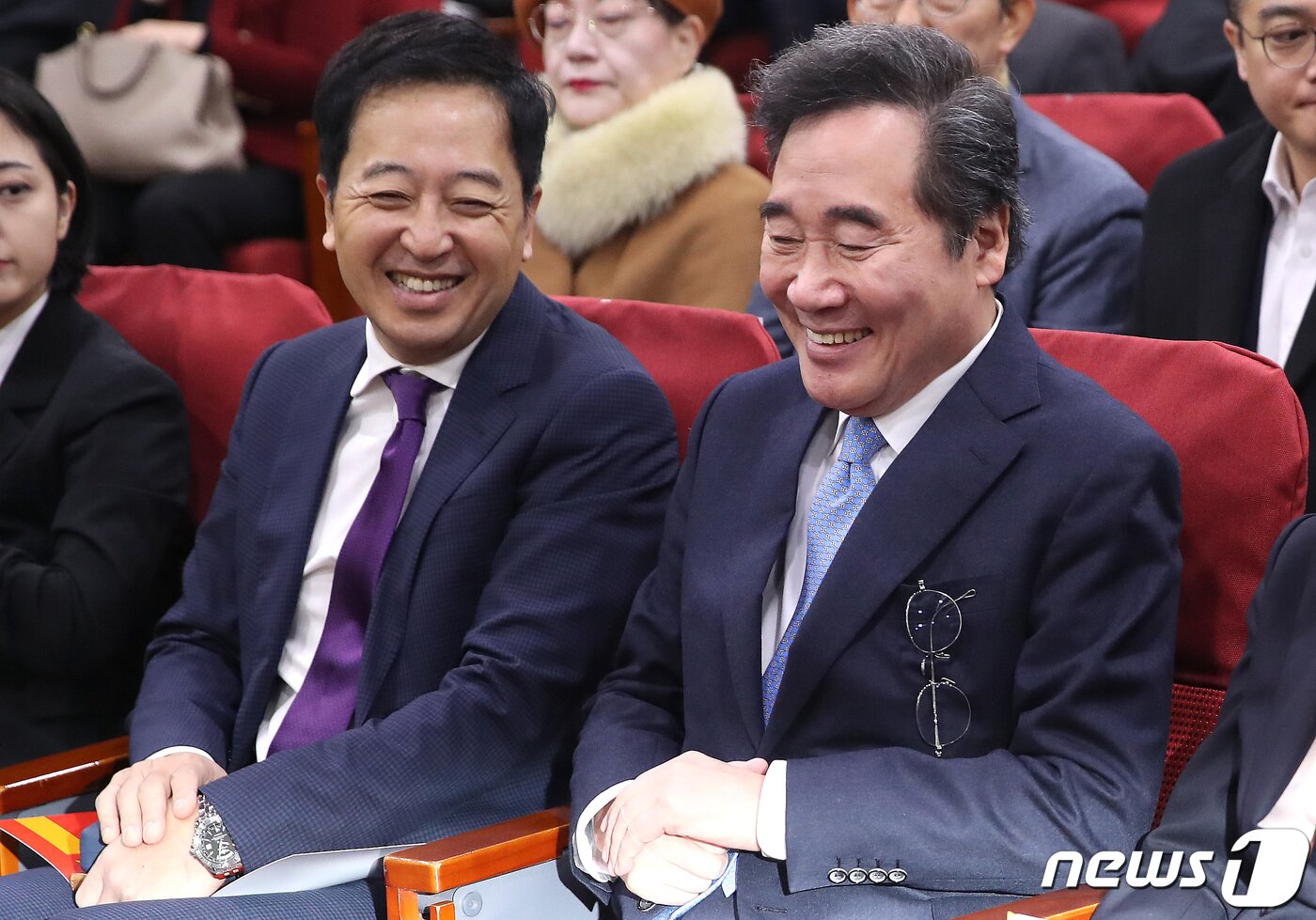 본문 이미지 - 이낙연 전 더불어민주당 대표와 금태섭 새로운선택 공동대표가 9일 오전 서울 여의도 국회 의원회관에서 열린 양향자 한국의희망 대표 출판기념회에서 이야기를 나누고 있다. 2024.1.9/뉴스1 ⓒ News1 임세영 기자