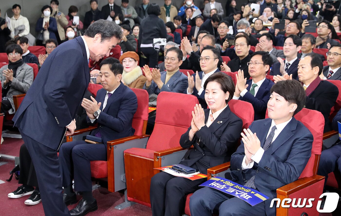 본문 이미지 - 이낙연 전 더불어민주당 대표가 9일 오전 서울 여의도 국회 의원회관에서 열린 양향자 한국의희망 대표 출판기념회에서 고개 숙여 인사하고 있다. 2024.1.9/뉴스1 ⓒ News1 임세영 기자