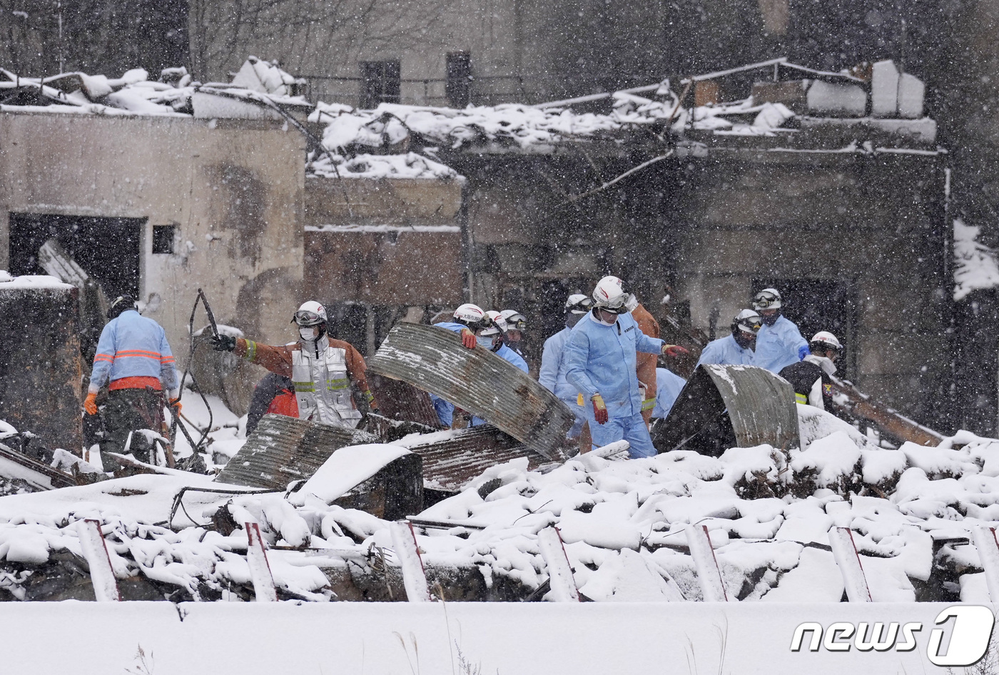 (와지마 로이터=뉴스1) 권진영 기자 = 8일 일본 이시카와현 와지마시에서 소방 인력이 사상자 및 생존자를 찾아 수색 작업 중이다. 와지마시는 이번 노토반도 지진에서 가장 많은 인 …