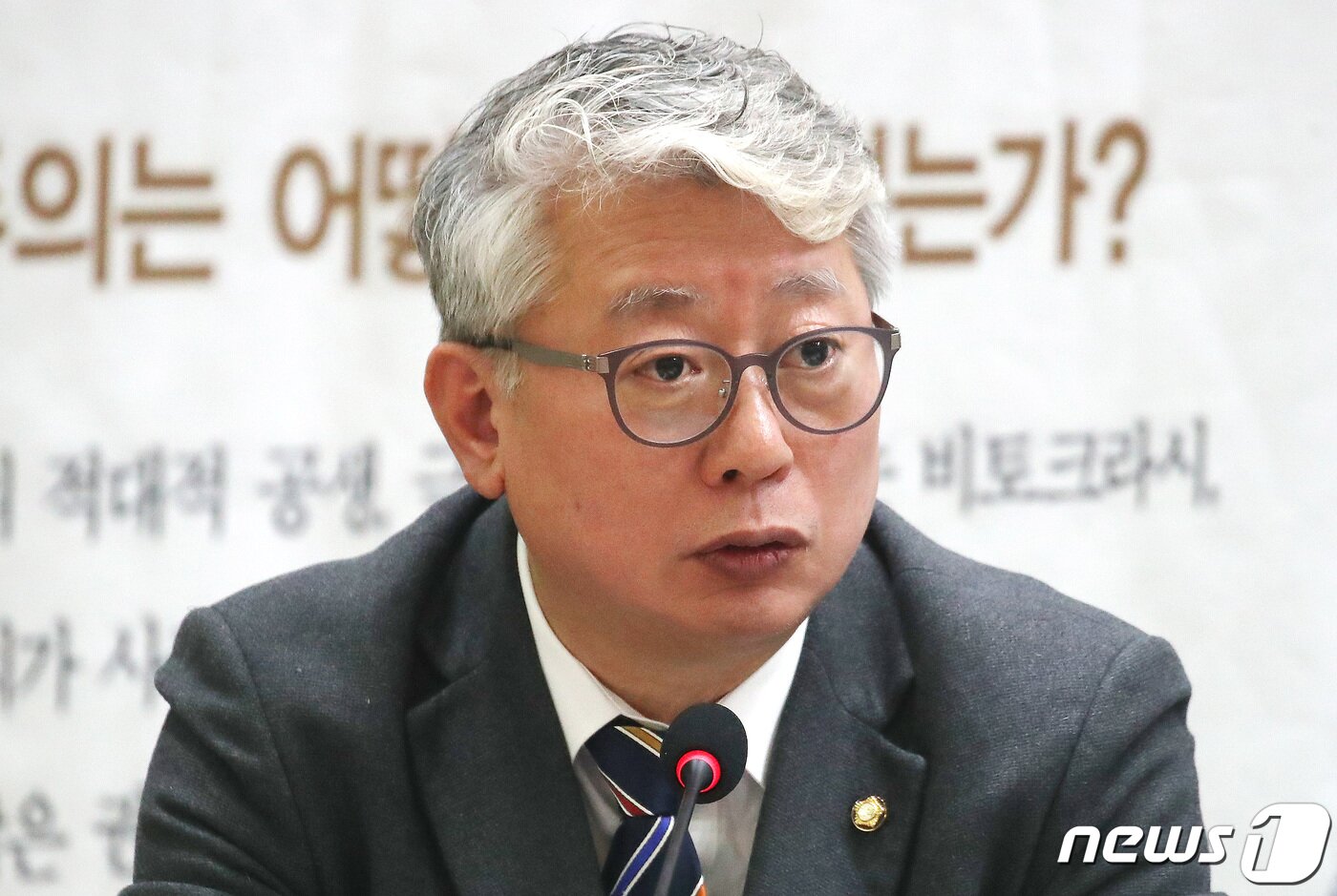 본문 이미지 - 조응천 더불어민주당 의원이 9일 오전 서울 여의도 국회 의원회관에서 열린 북콘서트에서 발언을 하고 있다. 당내 비주류 '원칙과상식'의 조 의원은 이날 한 라디오 프로그램 인터뷰에서 "하루의 시간 동안 저희의 요구에 대해서 좀 답변을 해 달라. 그러지 않으면 저희는 내일 소통관에 설 수밖에 없다＂며 탈당을 예고했다. 2024.1.9/뉴스1 ⓒ News1 임세영 기자