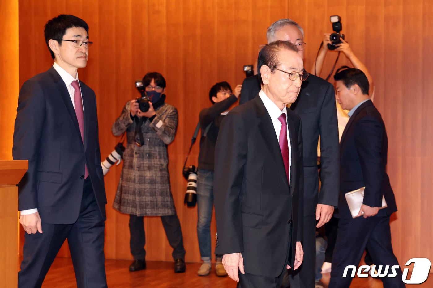 윤세영 태영그룹 창업회장과 윤석민 회장이 9일 오전 서울 영등포구 태영건설 여의도 사옥에서 워크아웃 관련 기자회견을 마치고 퇴장하고 있다. 2024.1.9/뉴스1 ⓒ News1 황기선 기자