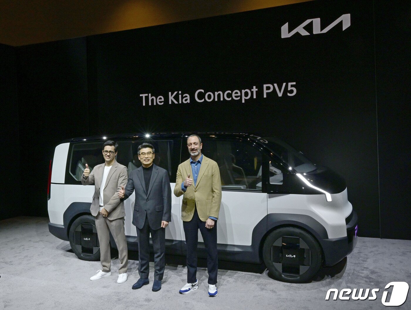 본문 이미지 - PBV비즈니스사업부장 피에르 마르텡 보 디렉터(상무), 기아 송호성 사장, 기아글로벌디자인담당 카림 하비브 부사장이 미디어 컨퍼런스 후 PBV 콘셉트카 PV5 앞에서 기념촬영을 하고 있는 모습.(기아 제공) 